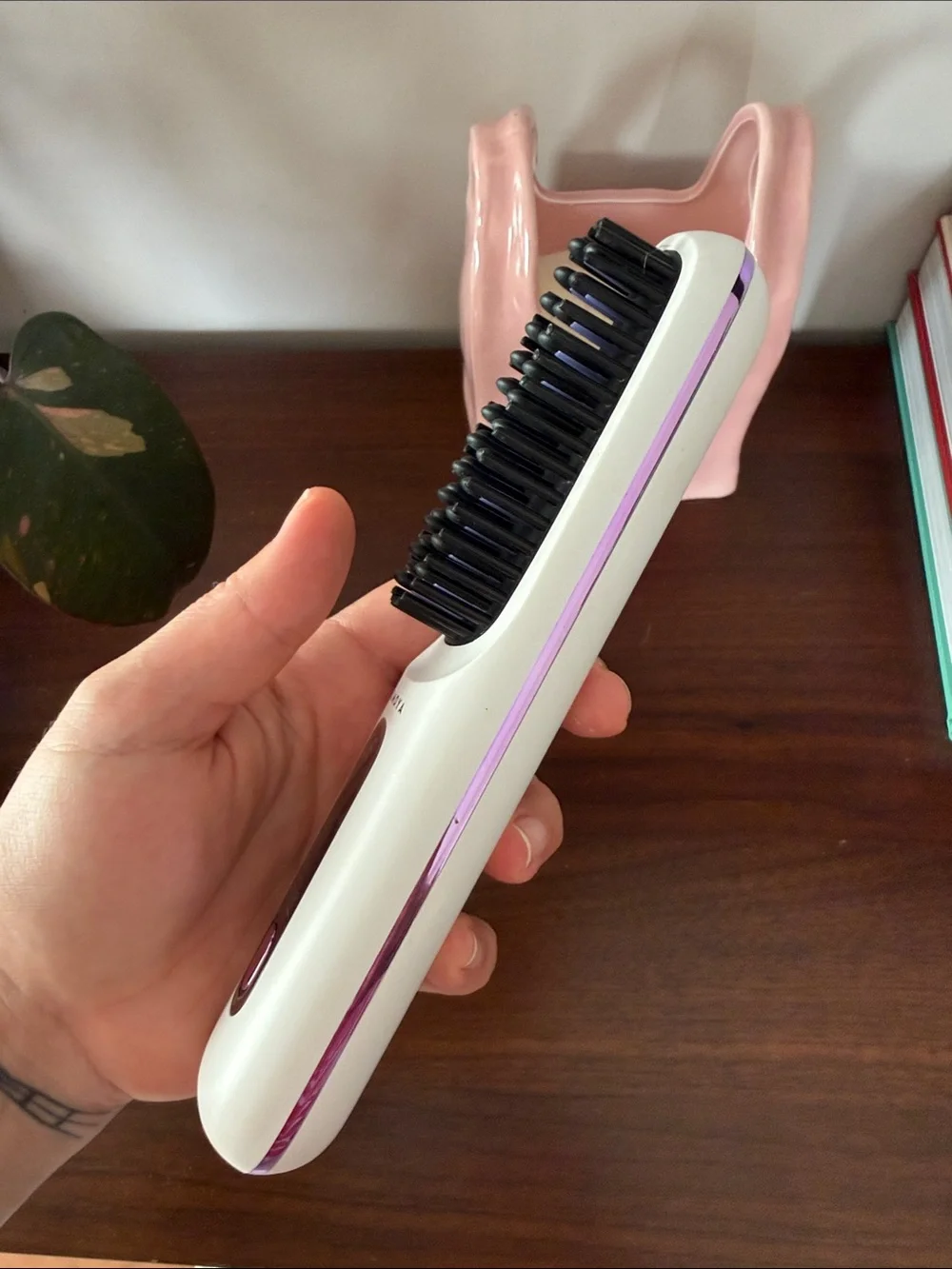 Numoya White & Black Heated Straightening Brush - White